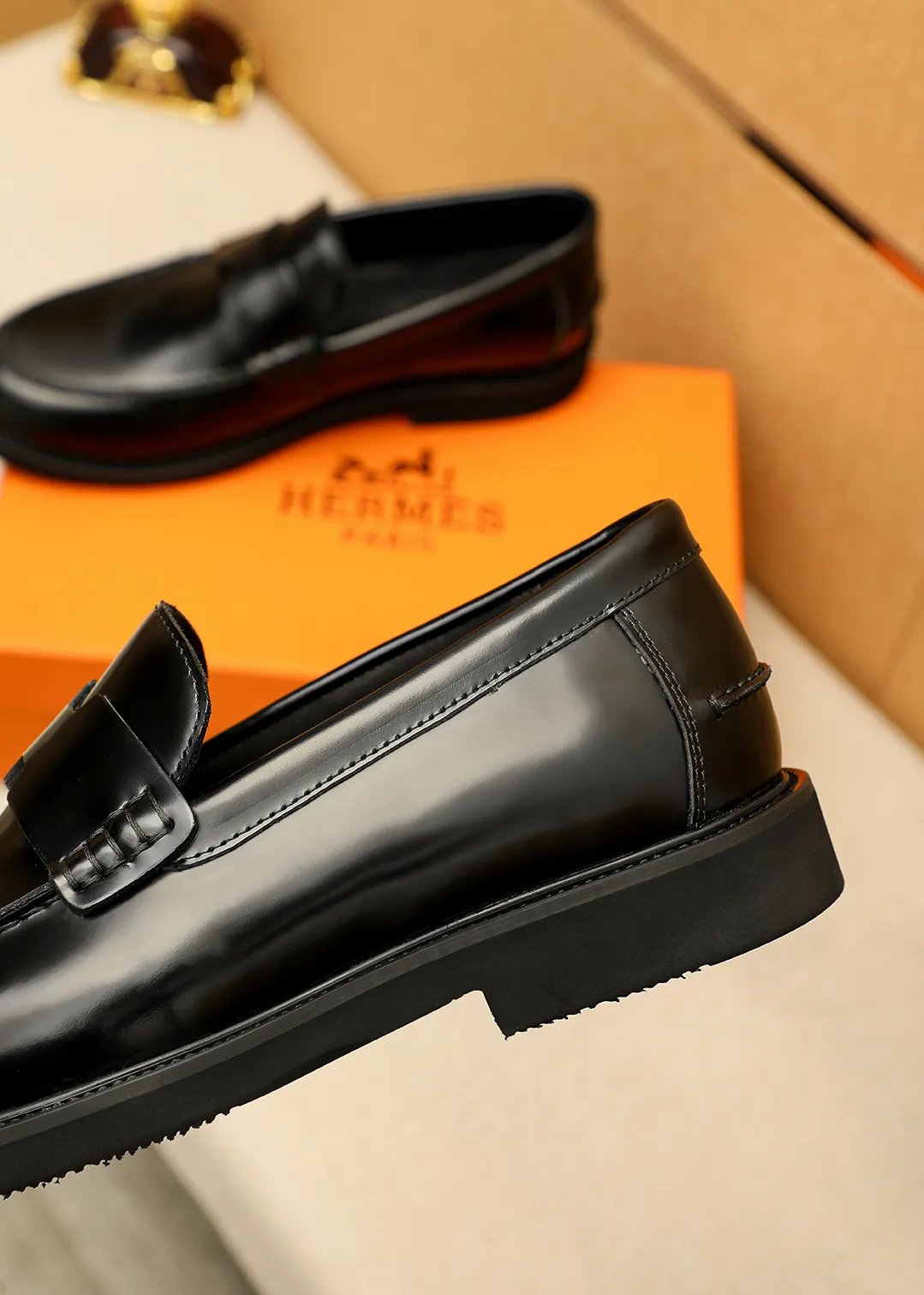 Men's shoes 💰460 💐 Product trademark: HERMES "Hermès" casual leather shoes Regular size: 38-44 (45.46🉑️customized) Product materials: Selected imported first-layer open-edge beaded cowhide leather upper + luxury hardware buckle, imported water-dyed 🐂 cowhide lining. Strong three-dimensional visual effect, foam outsole Color: 4⃣️colors available